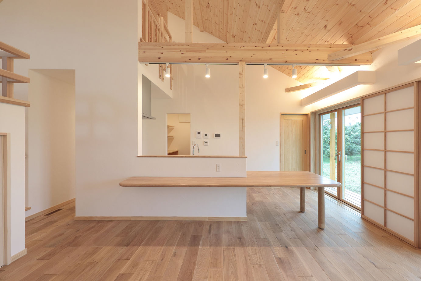 しのだ工務店 【2700万円台/平屋＋α】漆喰と木の質感に癒される。笑顔のアイデアで絆を育む家の建築実例画像3