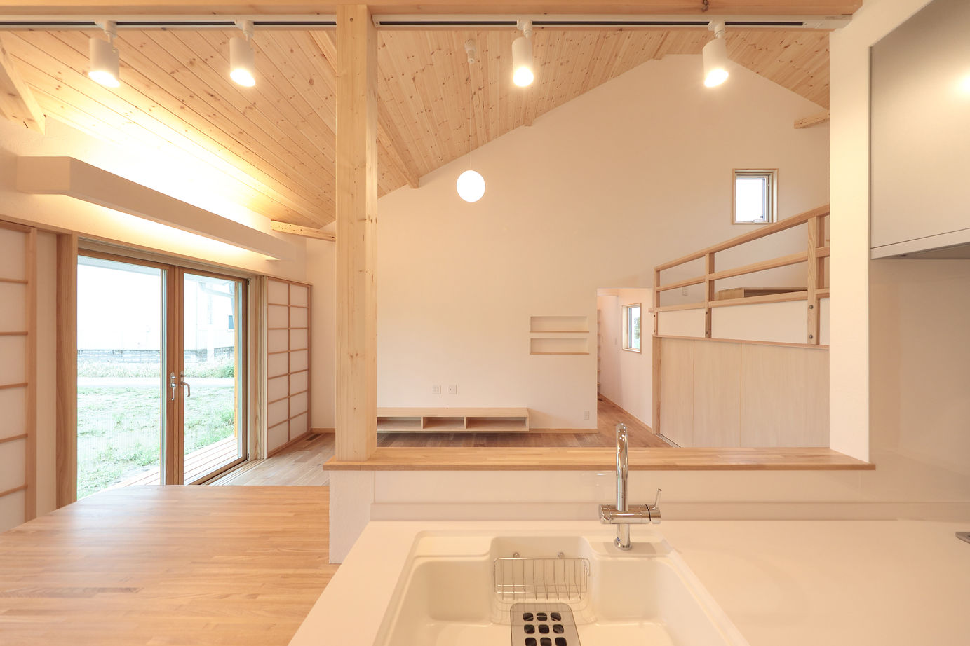 しのだ工務店 【2700万円台/平屋＋α】漆喰と木の質感に癒される。笑顔のアイデアで絆を育む家の建築実例画像4