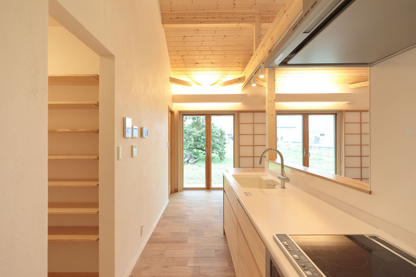 しのだ工務店 【2700万円台/平屋＋α】漆喰と木の質感に癒される。笑顔のアイデアで絆を育む家の建築実例画像5