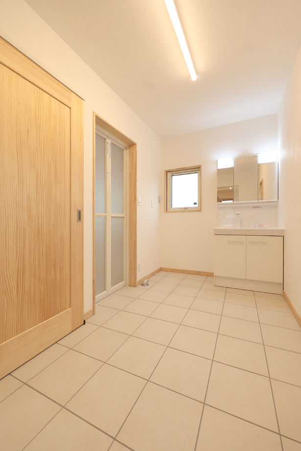 しのだ工務店 【2700万円台/平屋＋α】漆喰と木の質感に癒される。笑顔のアイデアで絆を育む家の建築実例画像15