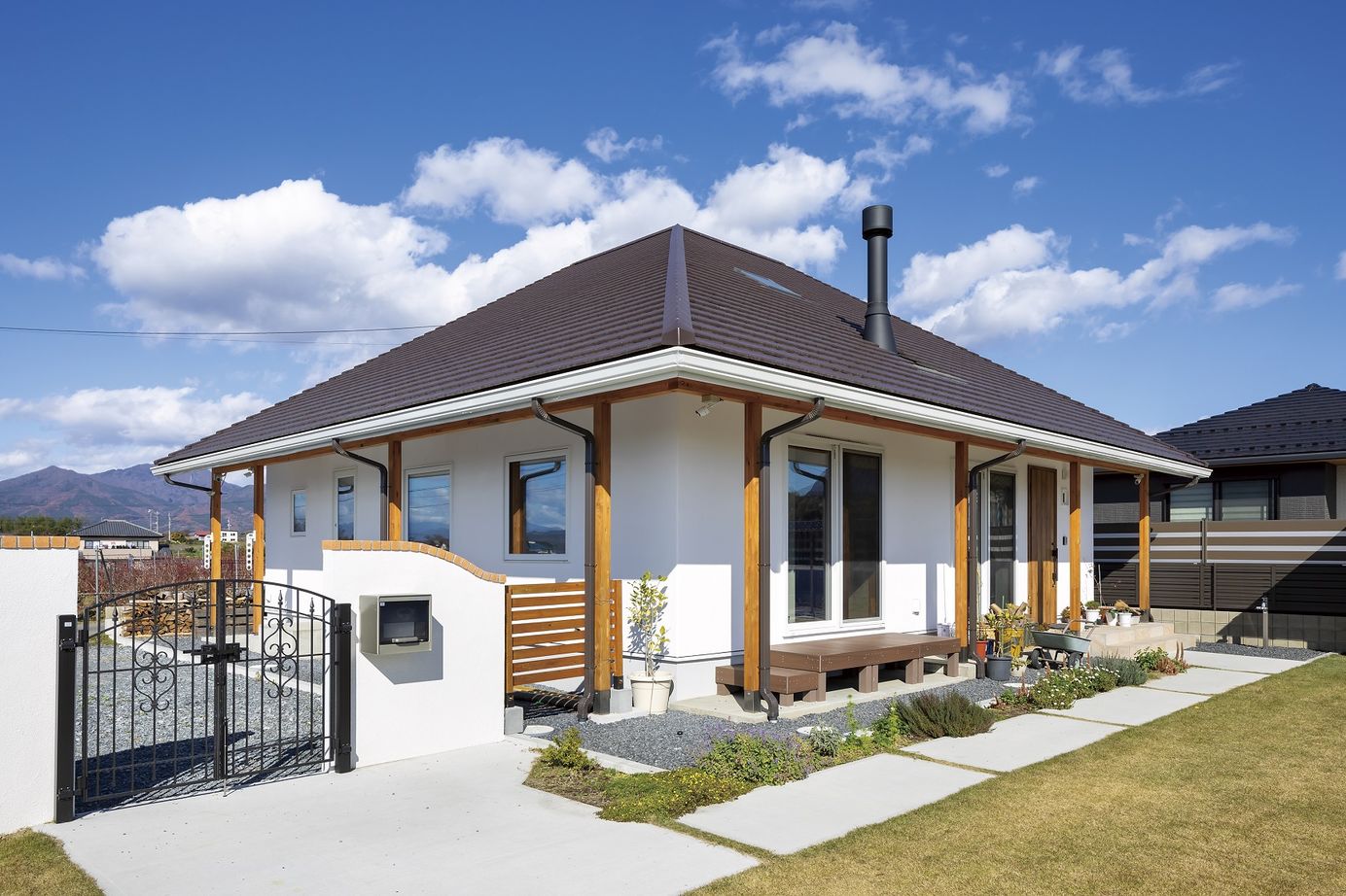 しのだ工務店 漆喰と木の癒しが決め手に。寒さ知らずで家事ラクな白い家の建築実例画像2