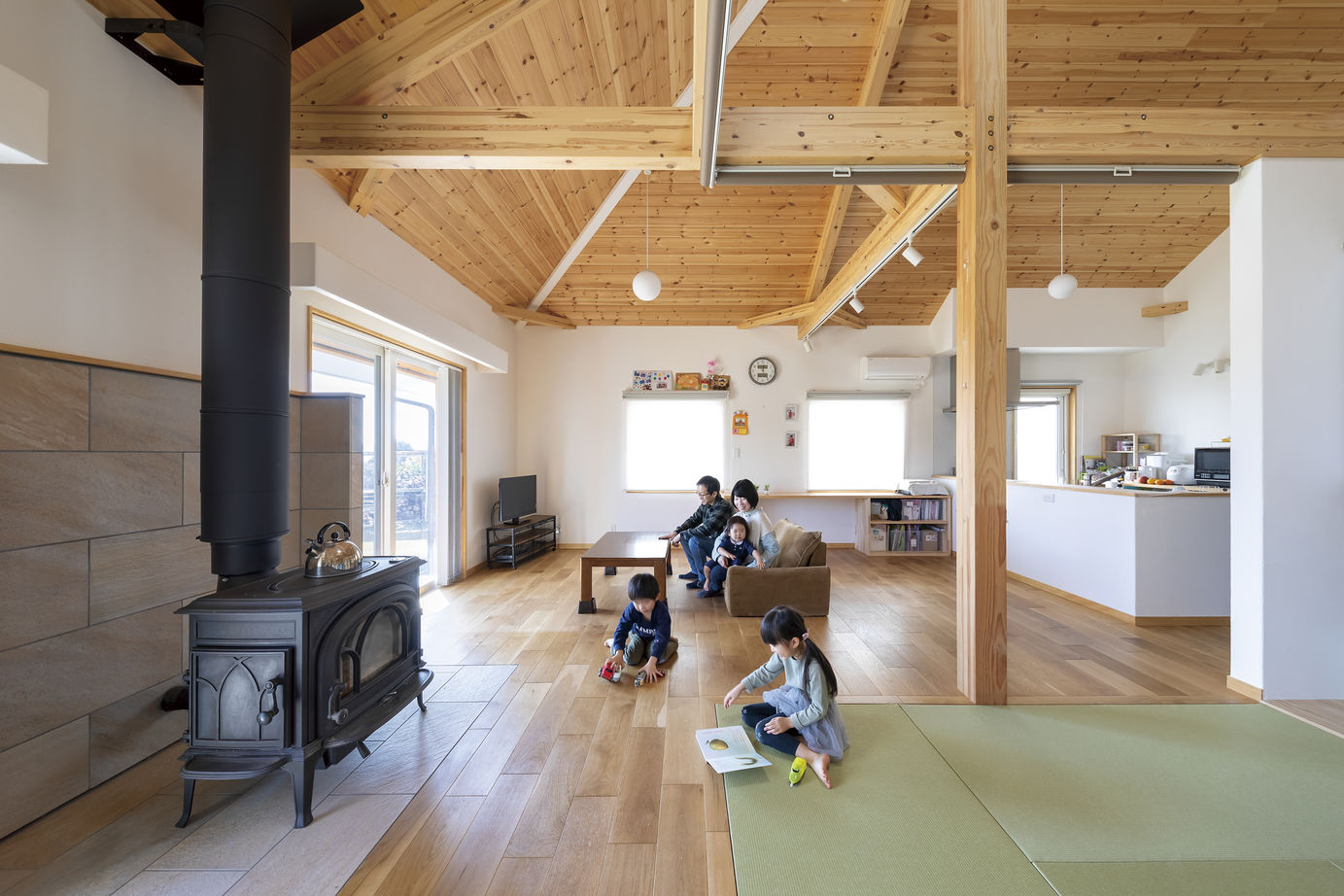 しのだ工務店 漆喰と木の癒しが決め手に。寒さ知らずで家事ラクな白い家の建築実例画像3