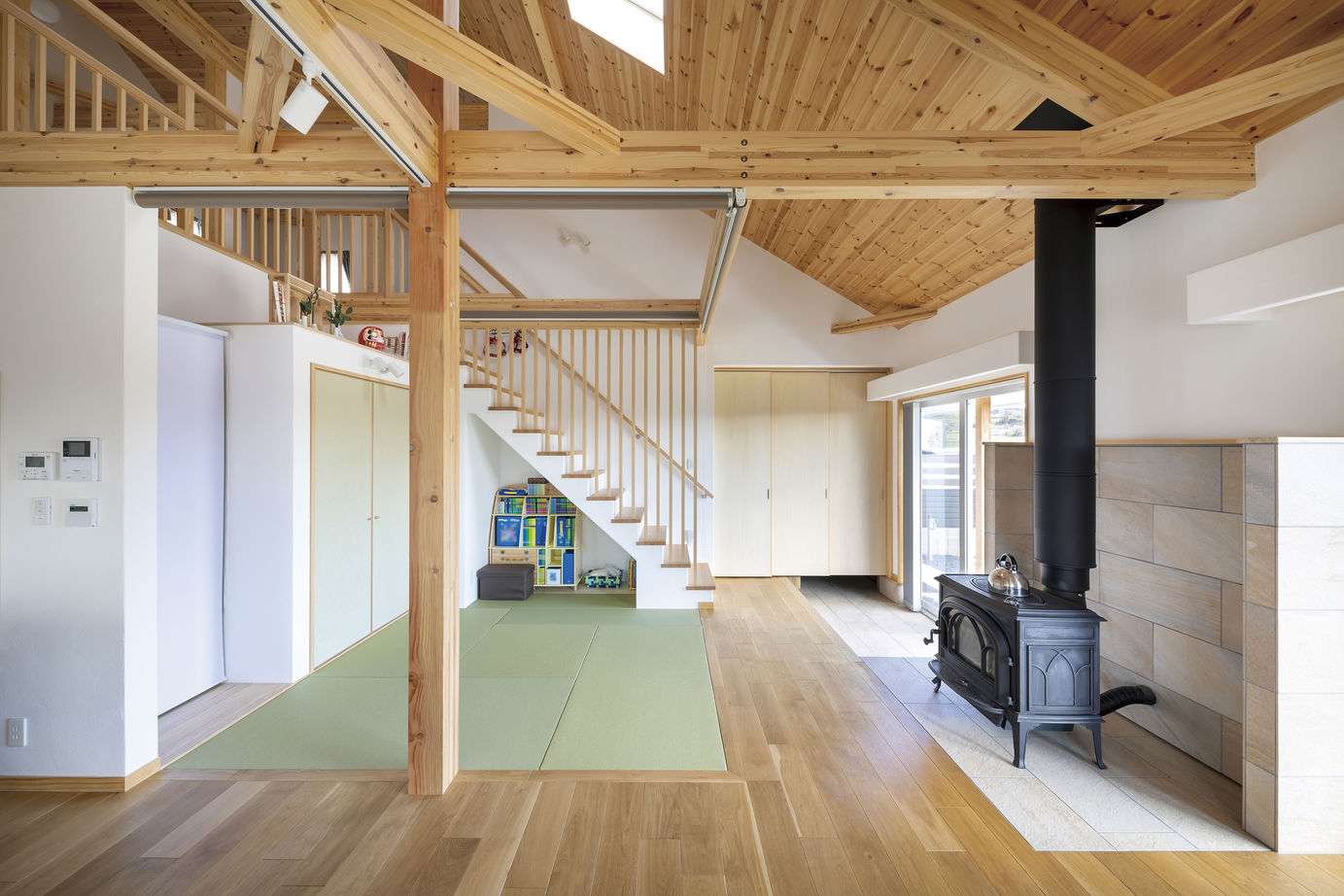 しのだ工務店 漆喰と木の癒しが決め手に。寒さ知らずで家事ラクな白い家の建築実例画像4