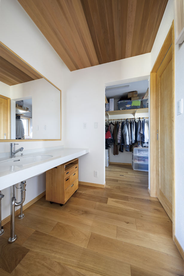 しのだ工務店 漆喰と木の癒しが決め手に。寒さ知らずで家事ラクな白い家の建築実例画像7