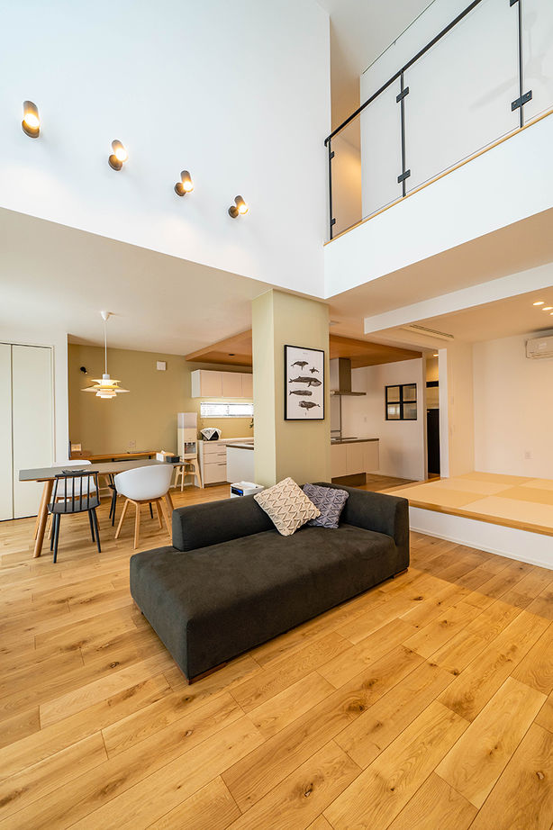 マイホームタナカ 【砺波市/間取有/2000万円台】吹き抜けとアイランドキッチン。家族の気配を感じるリゾートホテルのような家の建築実例画像2