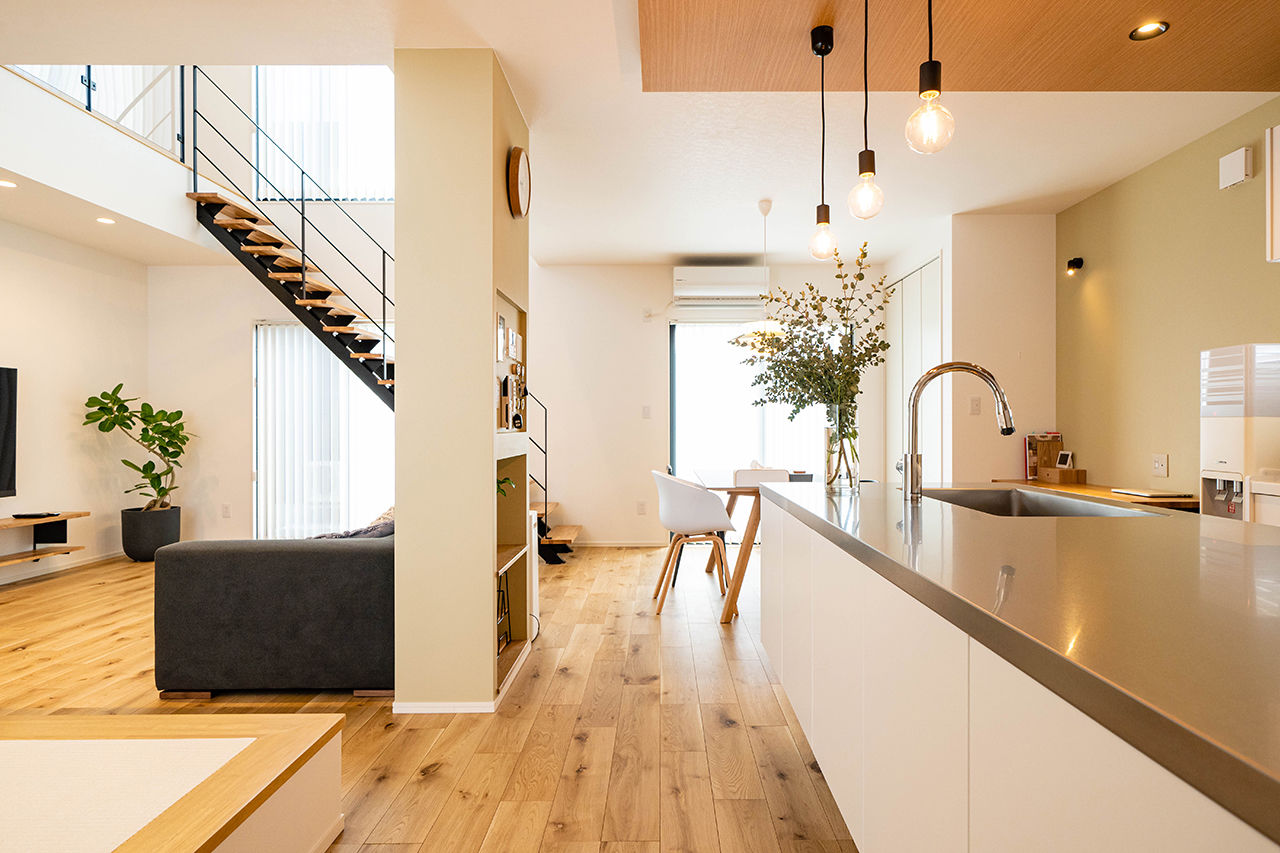 マイホームタナカ 【砺波市/間取有/2000万円台】吹き抜けとアイランドキッチン。家族の気配を感じるリゾートホテルのような家の建築実例画像3