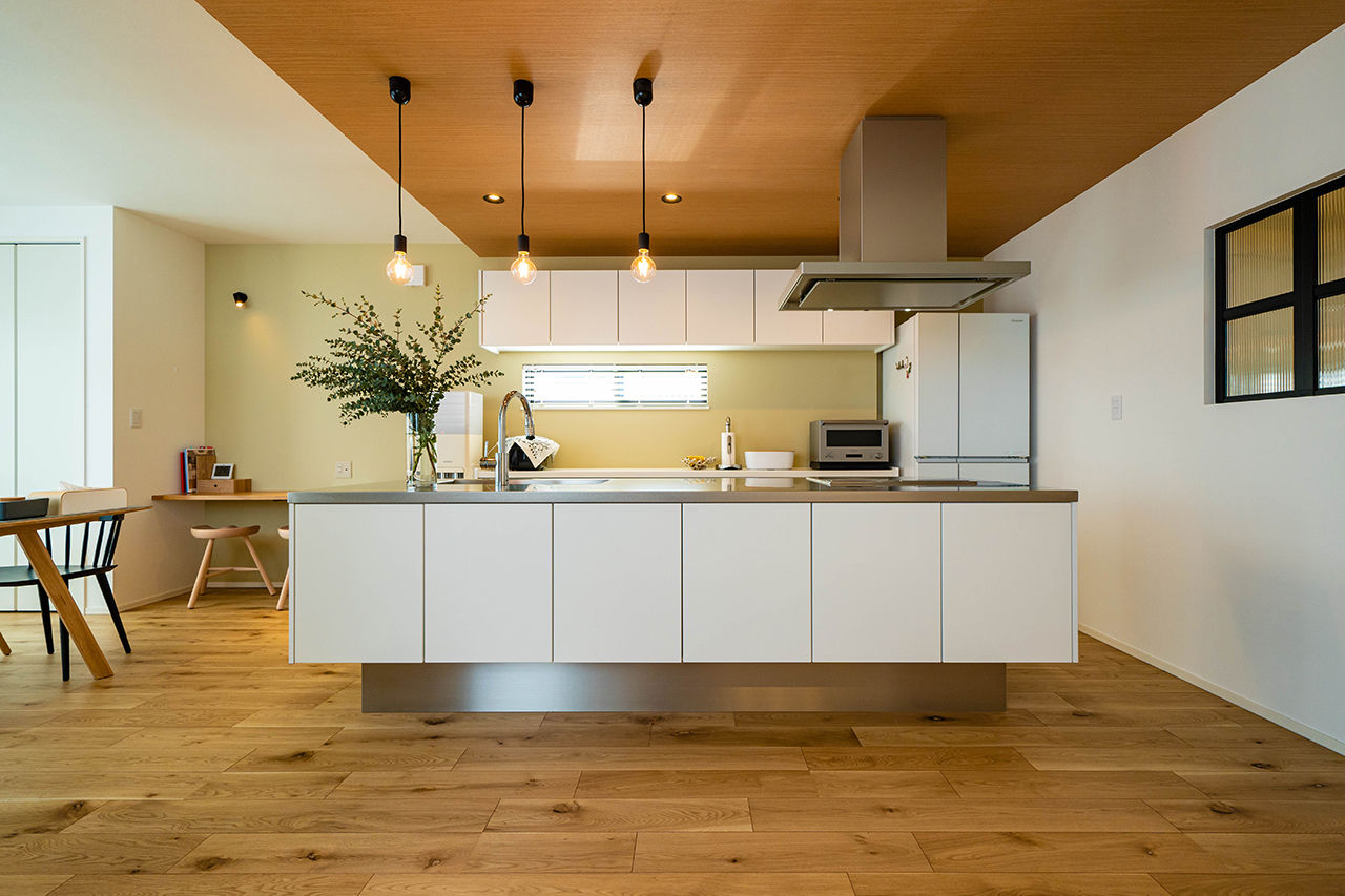 マイホームタナカ 【砺波市/間取有/2000万円台】吹き抜けとアイランドキッチン。家族の気配を感じるリゾートホテルのような家の建築実例画像4