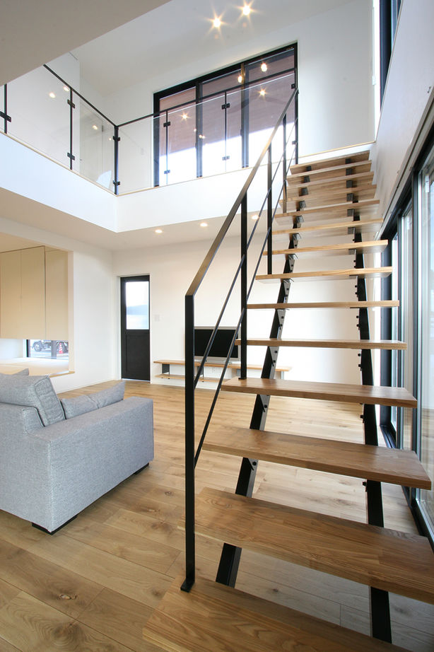 マイホームタナカ 【砺波市/間取有/2000万円台】吹き抜けとアイランドキッチン。家族の気配を感じるリゾートホテルのような家の建築実例画像5