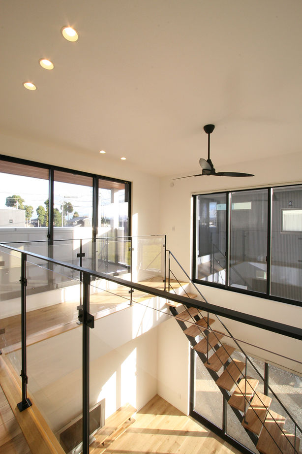 マイホームタナカ 【砺波市/間取有/2000万円台】吹き抜けとアイランドキッチン。家族の気配を感じるリゾートホテルのような家の建築実例画像6