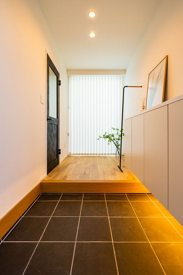 マイホームタナカ 【砺波市/間取有/2000万円台】吹き抜けとアイランドキッチン。家族の気配を感じるリゾートホテルのような家の建築実例画像7