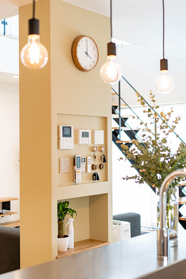 マイホームタナカ 【砺波市/間取有/2000万円台】吹き抜けとアイランドキッチン。家族の気配を感じるリゾートホテルのような家の建築実例画像8