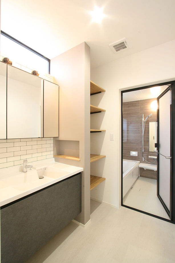 マイホームタナカ 【砺波市/間取有/2000万円台】吹き抜けとアイランドキッチン。家族の気配を感じるリゾートホテルのような家の建築実例画像10