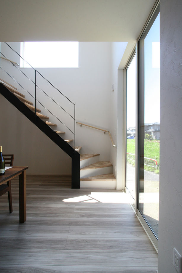 マイホームタナカ 【高岡市/間取図/2000万円台】解放感のある吹抜けにリビング階段。サンルームにはランドリークロークを設置の建築実例画像2