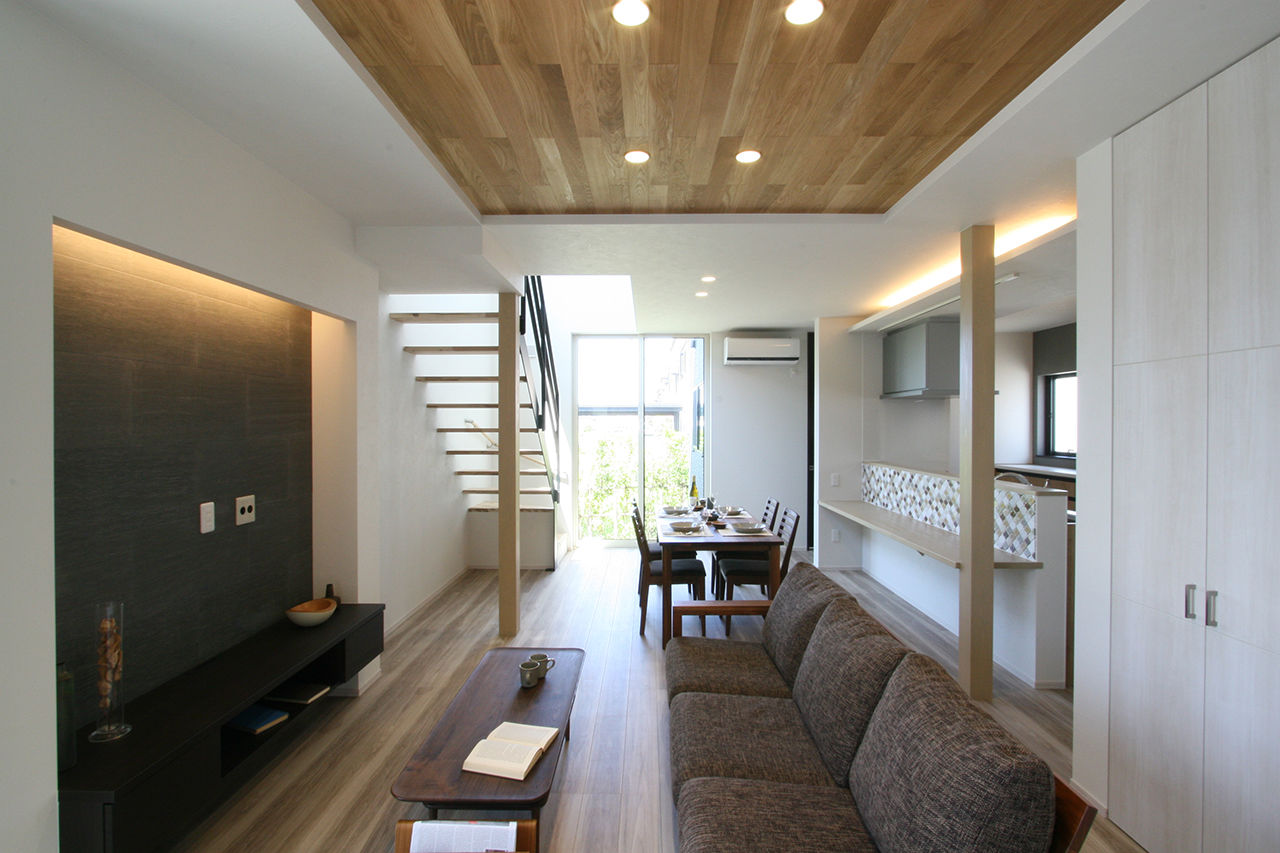 マイホームタナカ 【高岡市/間取図/2000万円台】解放感のある吹抜けにリビング階段。サンルームにはランドリークロークを設置の建築実例画像3