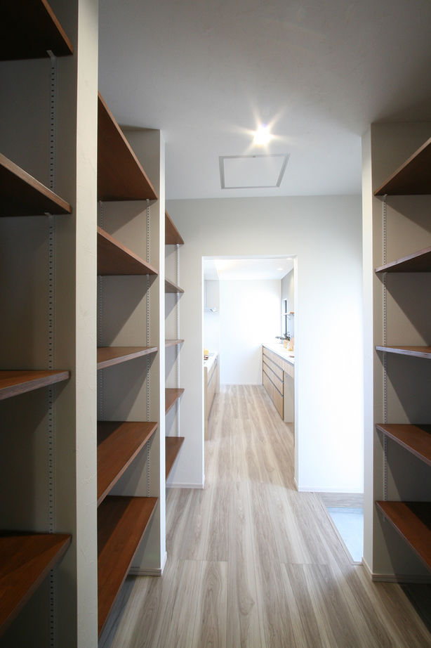 マイホームタナカ 【高岡市/間取図/2000万円台】解放感のある吹抜けにリビング階段。サンルームにはランドリークロークを設置の建築実例画像6