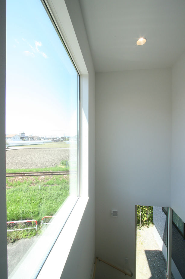 マイホームタナカ 【高岡市/間取図/2000万円台】解放感のある吹抜けにリビング階段。サンルームにはランドリークロークを設置の建築実例画像7