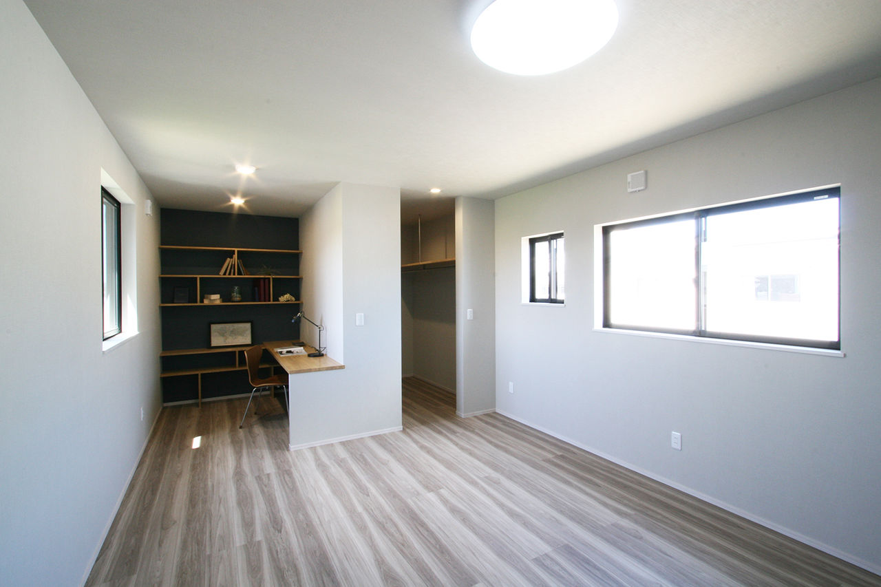 マイホームタナカ 【高岡市/間取図/2000万円台】解放感のある吹抜けにリビング階段。サンルームにはランドリークロークを設置の建築実例画像8