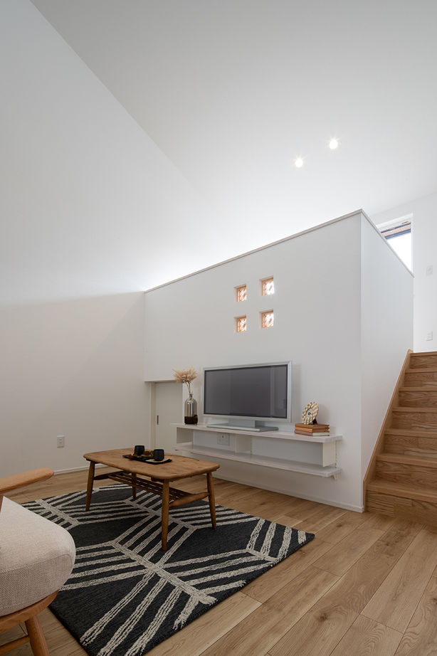 マイホームタナカ 【3LDK】縦横に伸びるスキップフロアの開放感と、和モダンの意匠が融合、素敵なイマドキ平屋の住まいの建築実例画像3