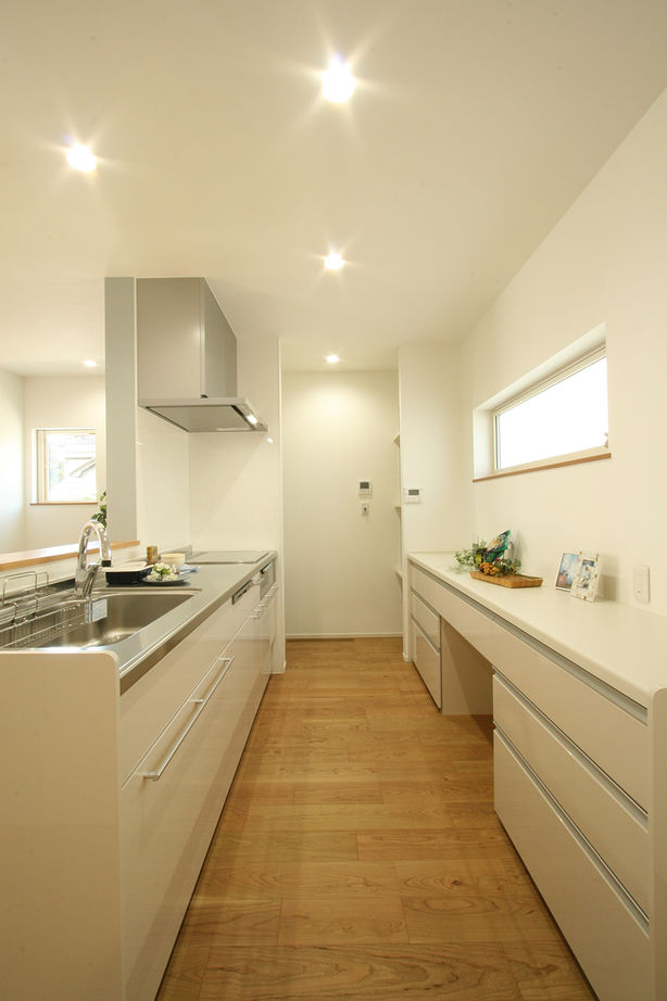 マイホームタナカ 【3LDK】全館空調で快適。ずっとここに居たい、段差をつけて天井高を演出したリビングがお気に入り！の建築実例画像4