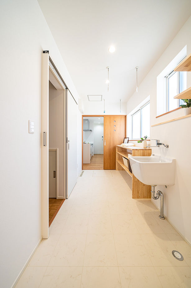 マイホームタナカ 【3LDK】全館空調で快適。ずっとここに居たい、段差をつけて天井高を演出したリビングがお気に入り！の建築実例画像7