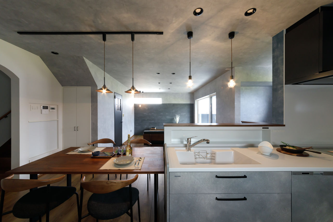 マイホームタナカ 家族の生活動線と収納力が両立したインダストリアルハウスの建築実例画像1