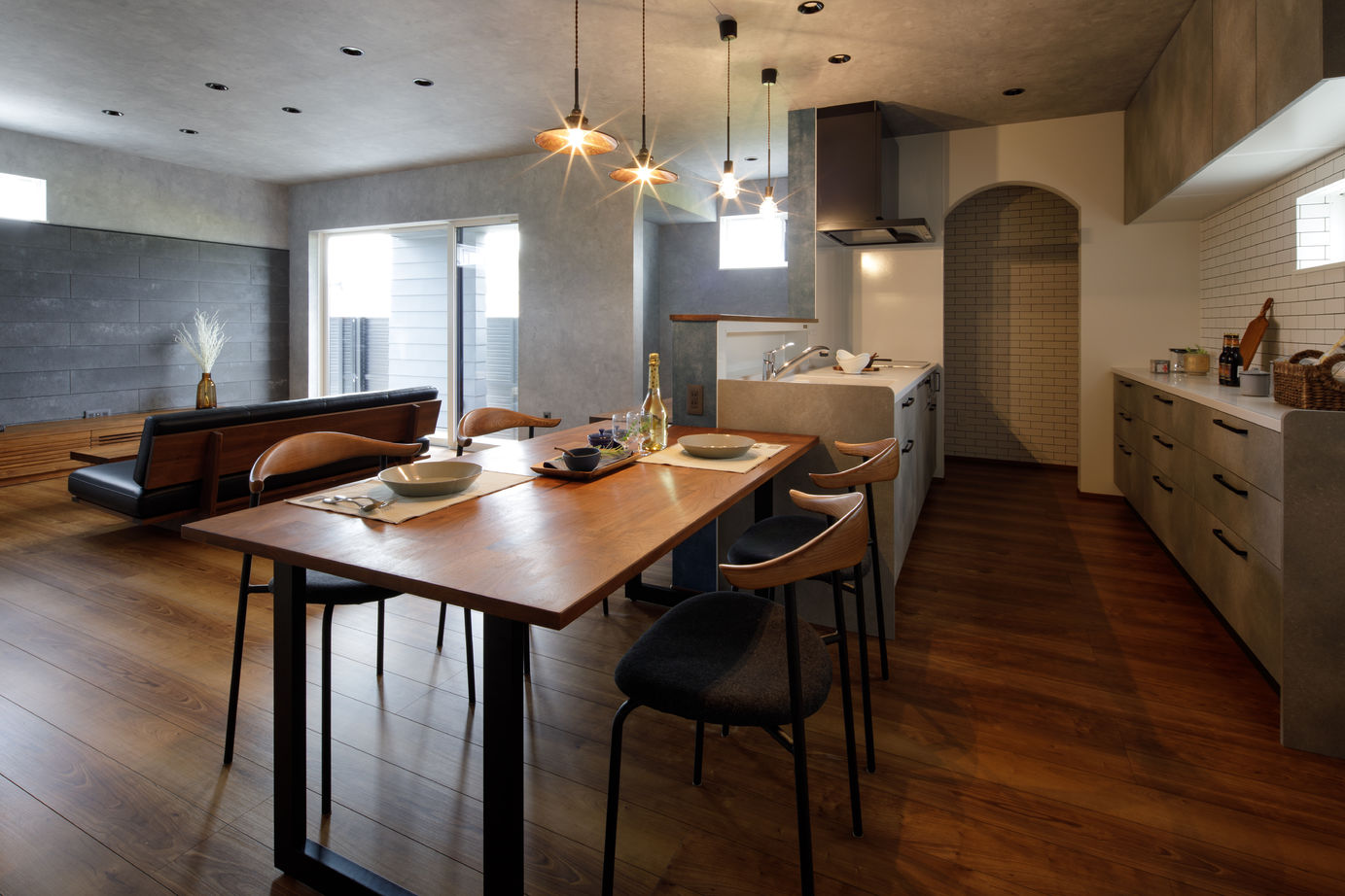 マイホームタナカ 家族の生活動線と収納力が両立したインダストリアルハウスの建築実例画像2