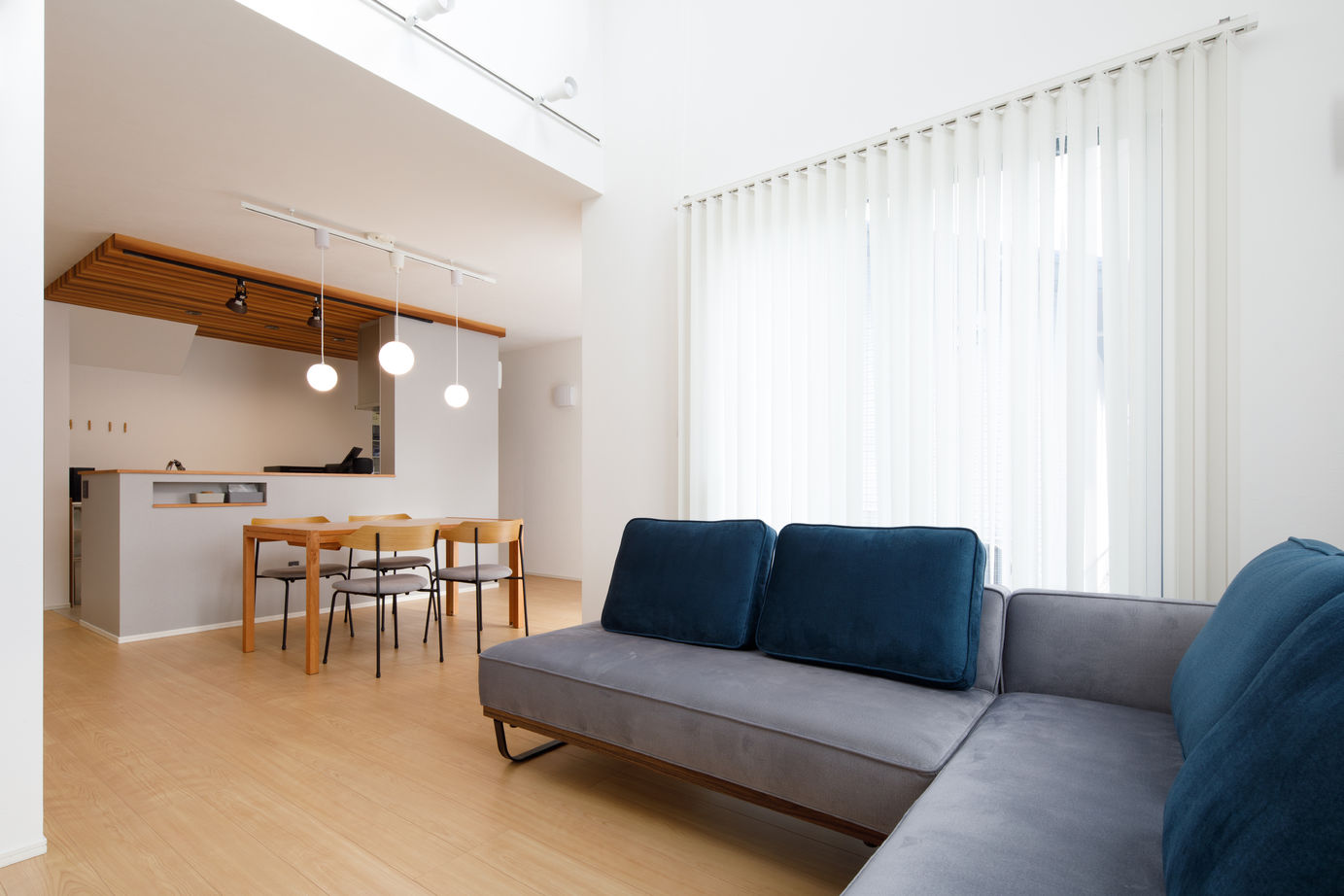 マイホームタナカ 「青空と木目の融合」　美しさと住みやすさを兼ね備えた高性能デザイン住宅の建築実例画像2