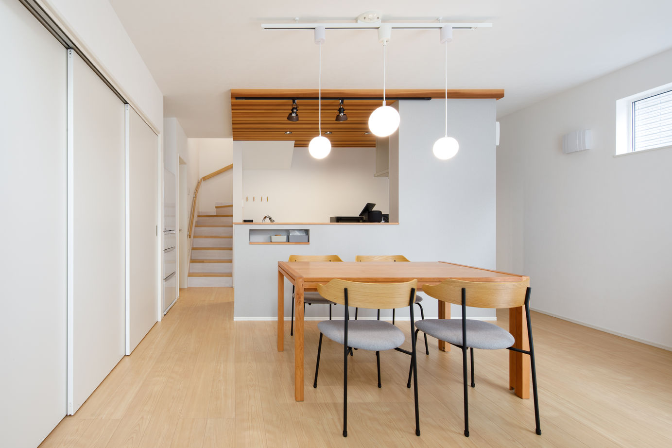 マイホームタナカ 「青空と木目の融合」　美しさと住みやすさを兼ね備えた高性能デザイン住宅の建築実例画像4