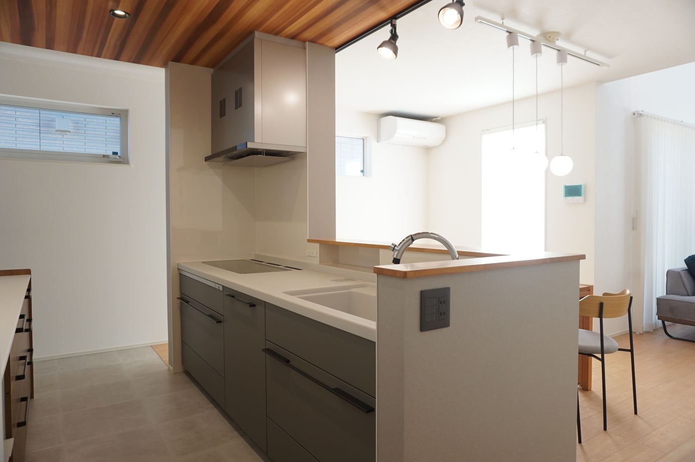 マイホームタナカ 「青空と木目の融合」　美しさと住みやすさを兼ね備えた高性能デザイン住宅の建築実例画像5