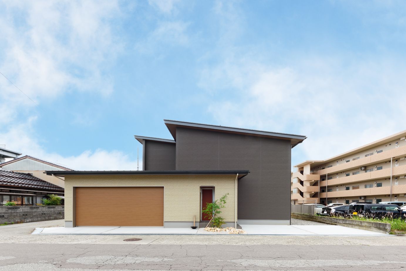 マイホームタナカ 「愛猫との暮らしをデザインする家づくり」×「家事動線を繋ぐインナーガレージの家」の建築実例画像2