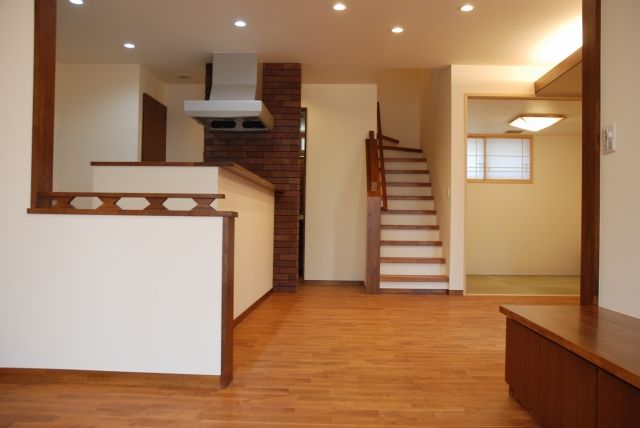 アルファホーム／オーガニックハウス新潟 レンガタイルと塗り壁のコントラストが美しい外観。自然素材と造作家具を採用した全館空調のデザイン住宅の建築実例画像2