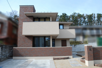 アルファホーム／オーガニックハウス新潟 レンガタイルと塗り壁のコントラストが美しい外観。自然素材と造作家具を採用した全館空調のデザイン住宅の建築実例画像3