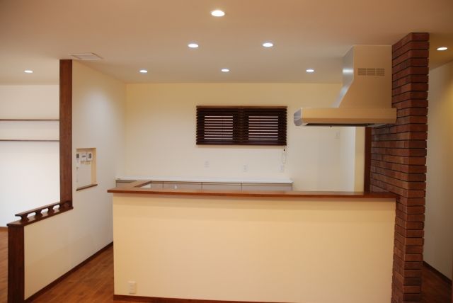 アルファホーム／オーガニックハウス新潟 レンガタイルと塗り壁のコントラストが美しい外観。自然素材と造作家具を採用した全館空調のデザイン住宅の建築実例画像4