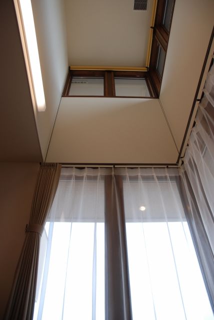 アルファホーム／オーガニックハウス新潟 レンガタイルと塗り壁のコントラストが美しい外観。自然素材と造作家具を採用した全館空調のデザイン住宅の建築実例画像5