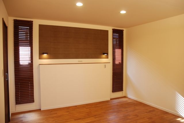 アルファホーム／オーガニックハウス新潟 レンガタイルと塗り壁のコントラストが美しい外観。自然素材と造作家具を採用した全館空調のデザイン住宅の建築実例画像6