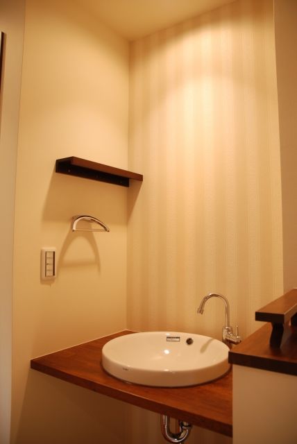 アルファホーム／オーガニックハウス新潟 レンガタイルと塗り壁のコントラストが美しい外観。自然素材と造作家具を採用した全館空調のデザイン住宅の建築実例画像9