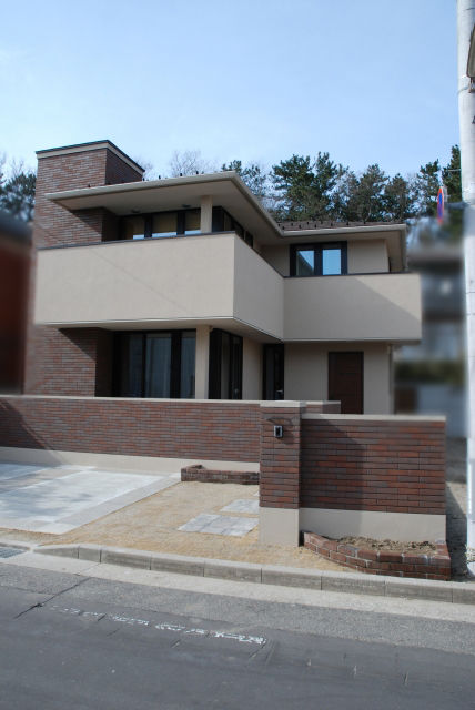 アルファホーム／オーガニックハウス新潟 レンガタイルと塗り壁のコントラストが美しい外観。自然素材と造作家具を採用した全館空調のデザイン住宅の建築実例画像10