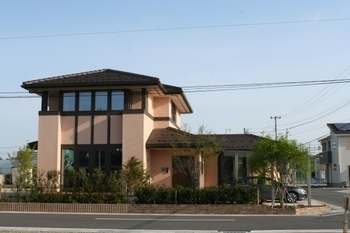 アルファホーム／オーガニックハウス新潟 造作家具を多数採用。フランク・ロイド・ライトの普遍の真髄が息づく、近代モダニズム的デザイン住宅の建築実例画像2