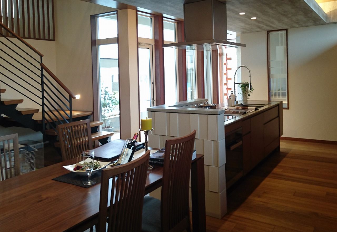 アルファホーム／オーガニックハウス新潟 自然、家族、時間が繋がる…優雅な佇まいを見せるモダンな住まいの建築実例画像2