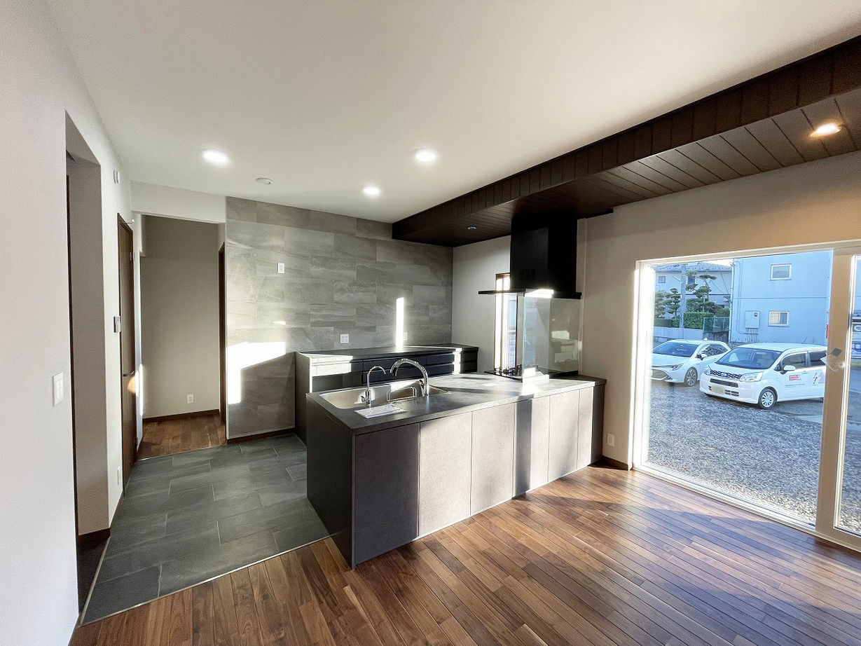 スマトチ <甲府市｜無垢材｜4人家族>ゆったりとしたLDKを中心に、ワンフロアで暮らしやすさを実現した平屋住宅の建築実例画像2