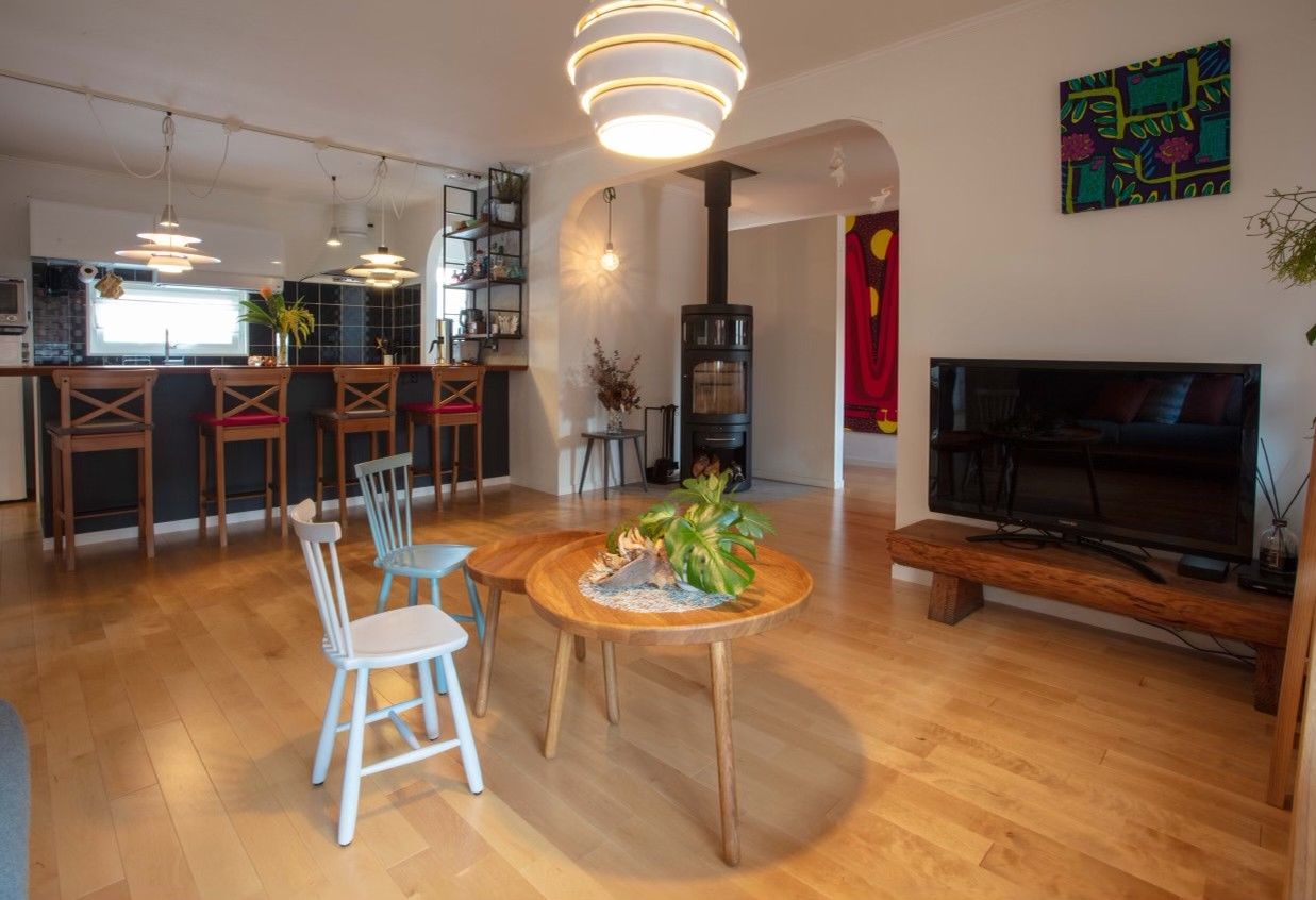 スマトチ <山梨県中央市｜薪ストーブ｜4人家族>家族の想いがたくさん詰まった暖炉のある北欧テイストな平屋の建築実例画像3