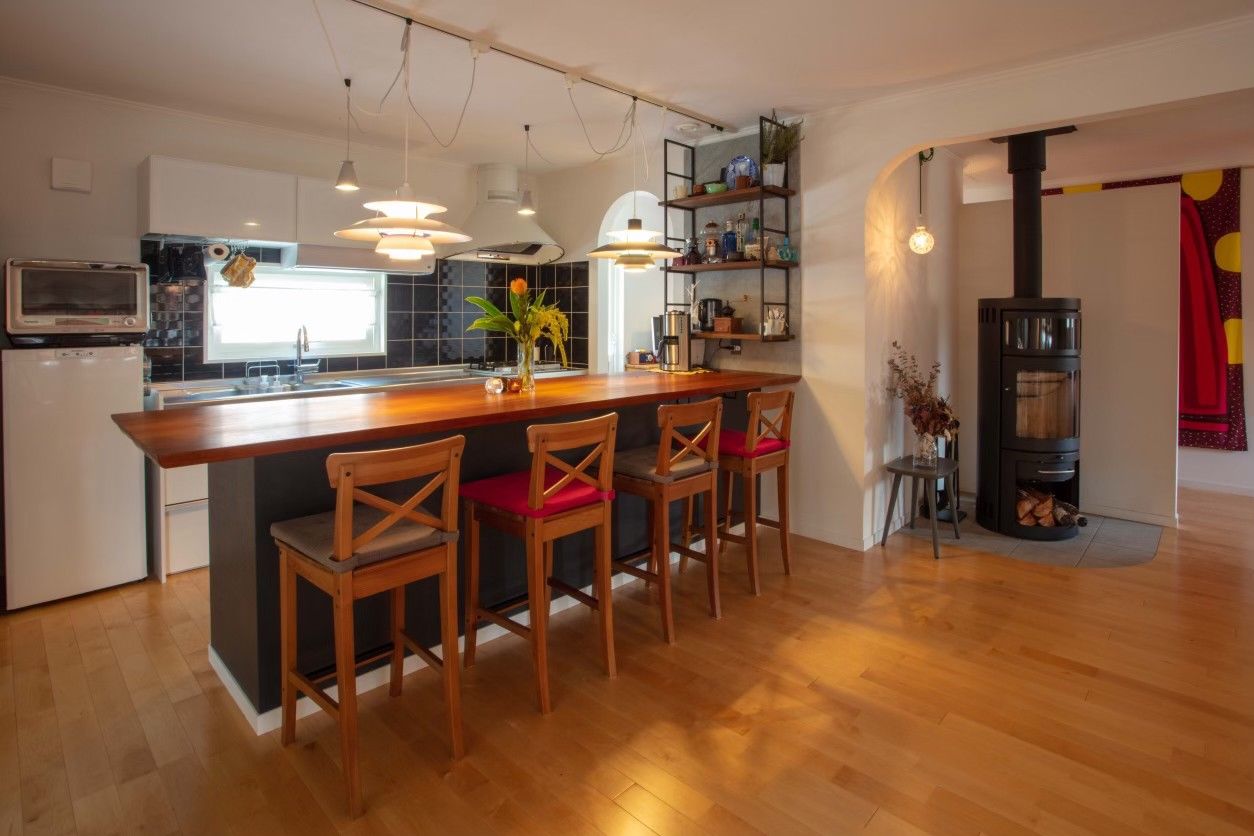 スマトチ <山梨県中央市｜薪ストーブ｜4人家族>家族の想いがたくさん詰まった暖炉のある北欧テイストな平屋の建築実例画像4