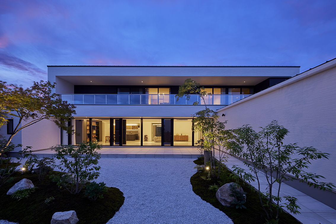 RIPARO 外を気にせず、庭の眺め、庭からの眺めを楽しめる開放的かつ上質な住まいの建築実例画像