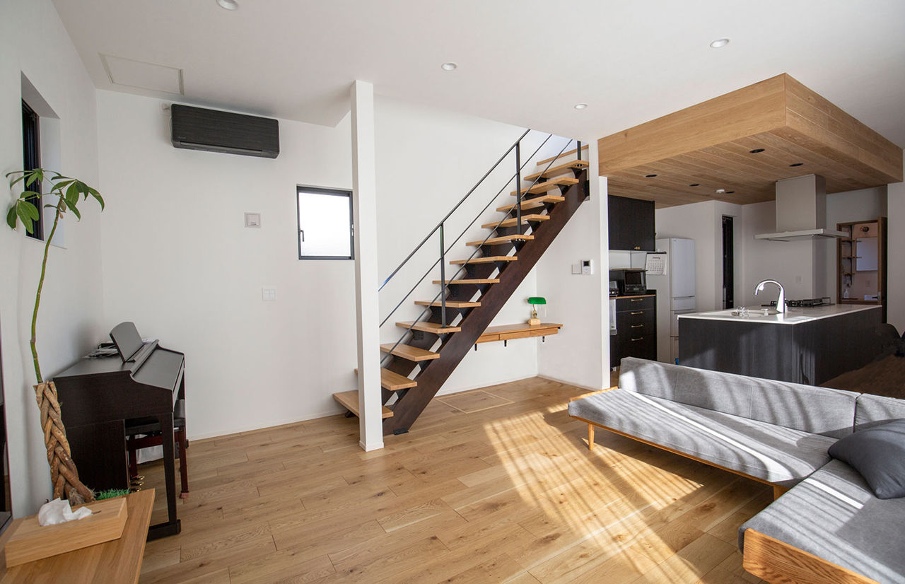 東栄住宅（YUTO-IE） 【延床32.5坪／間取図有】光を採り入れる中庭や2階バルコニーで明るく、心地よく暮らせる家の建築実例画像2