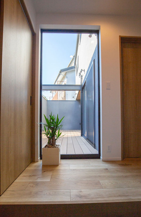 東栄住宅（YUTO-IE） 【延床32.5坪／間取図有】光を採り入れる中庭や2階バルコニーで明るく、心地よく暮らせる家の建築実例画像10