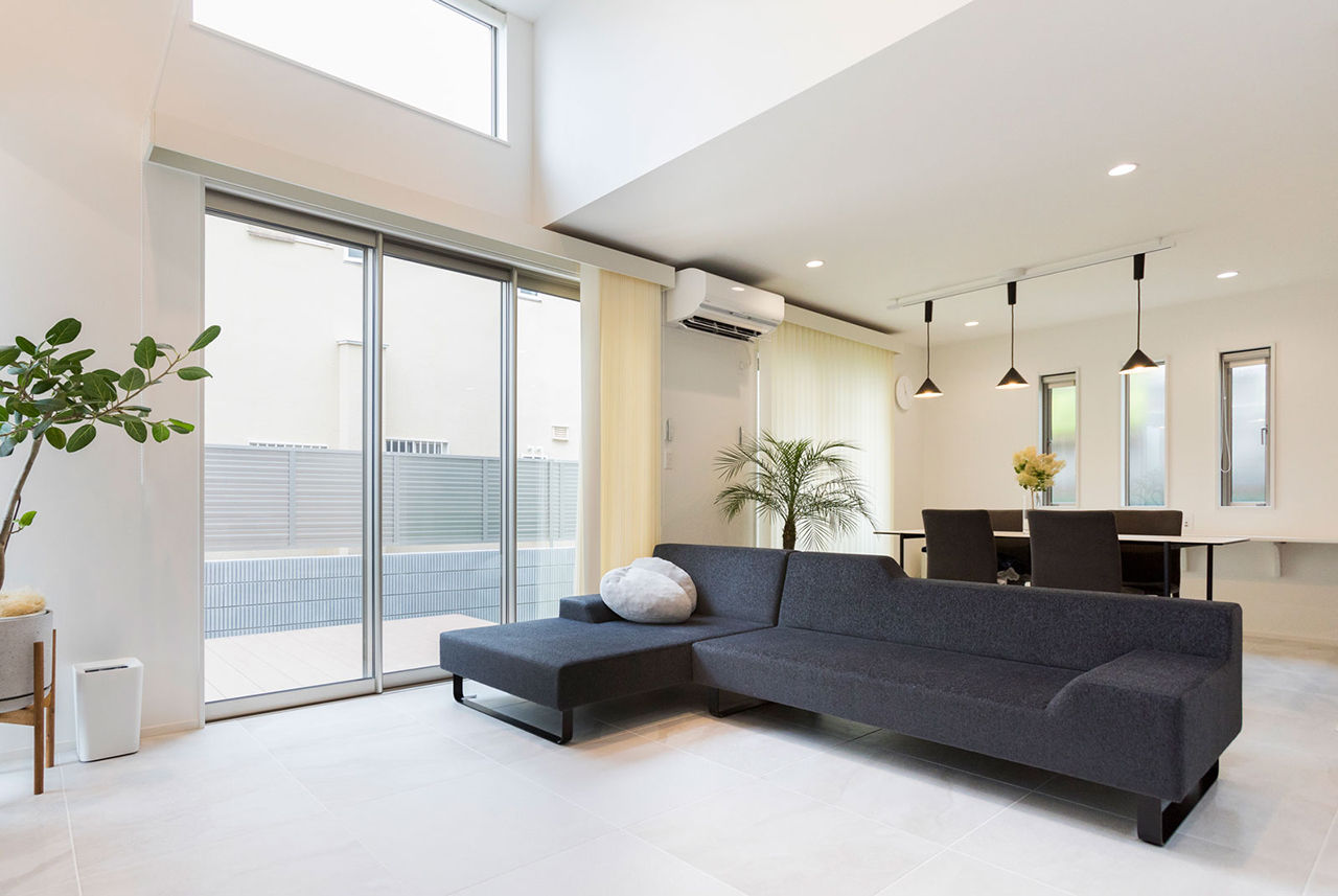 東栄住宅（YUTO-IE） 【延床32.8坪／収納充実／間取図有】開放的な吹き抜けを楽しむ、リゾート風シンプルモダンの住まいの建築実例画像2