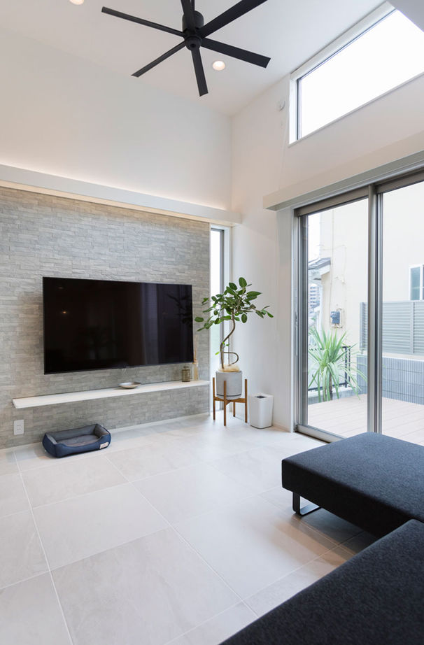 東栄住宅（YUTO-IE） 【延床32.8坪／収納充実／間取図有】開放的な吹き抜けを楽しむ、リゾート風シンプルモダンの住まいの建築実例画像3