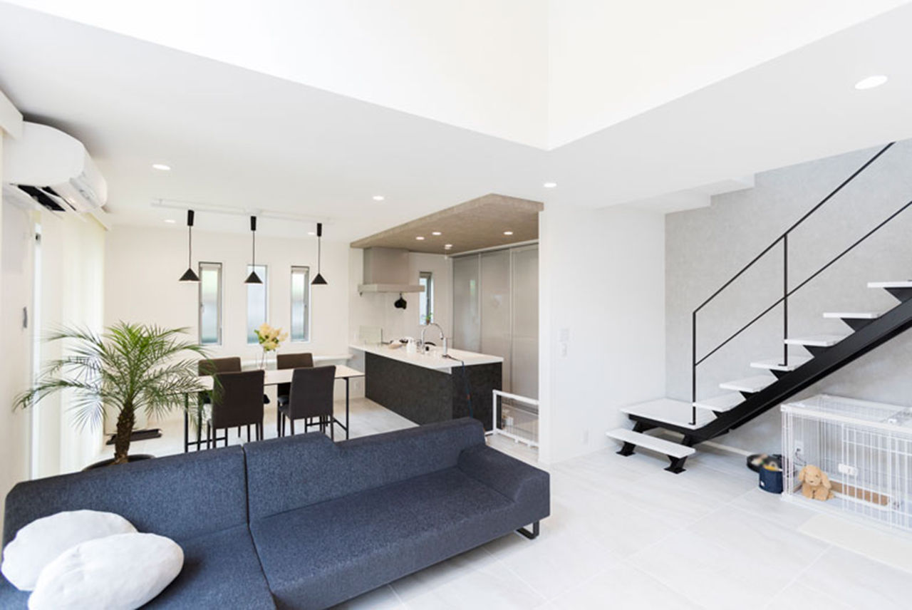 東栄住宅（YUTO-IE） 【延床32.8坪／収納充実／間取図有】開放的な吹き抜けを楽しむ、リゾート風シンプルモダンの住まいの建築実例画像4