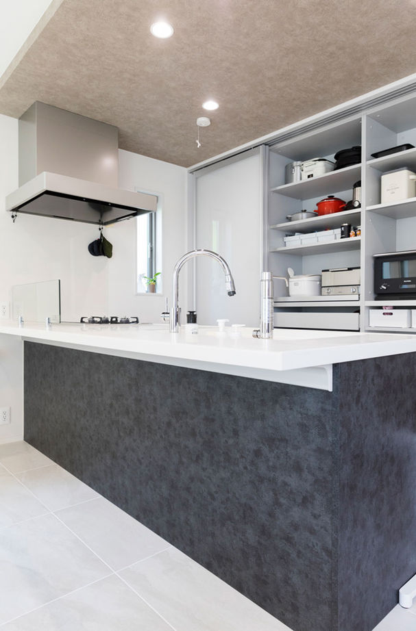 東栄住宅（YUTO-IE） 【延床32.8坪／収納充実／間取図有】開放的な吹き抜けを楽しむ、リゾート風シンプルモダンの住まいの建築実例画像5