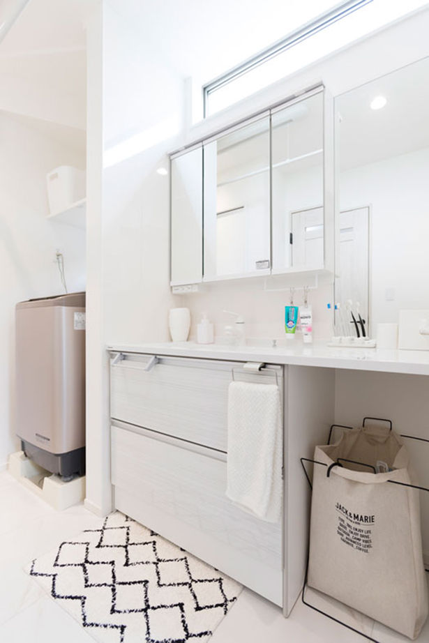 東栄住宅（YUTO-IE） 【延床32.8坪／収納充実／間取図有】開放的な吹き抜けを楽しむ、リゾート風シンプルモダンの住まいの建築実例画像9